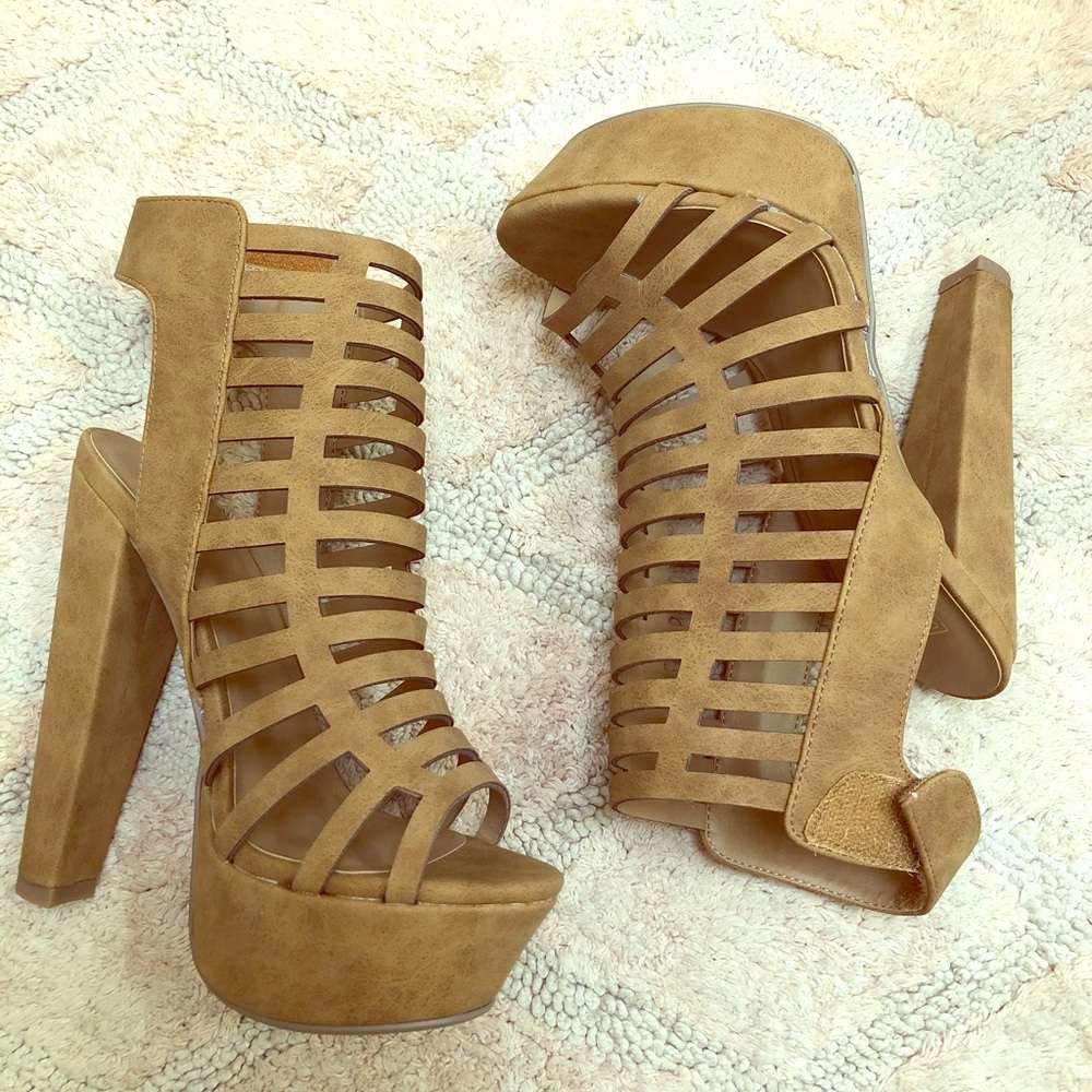 🎊Brand new tan platform heels !🎉